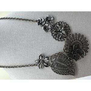Vintage Floral Silver-Tone Statement Necklace N79